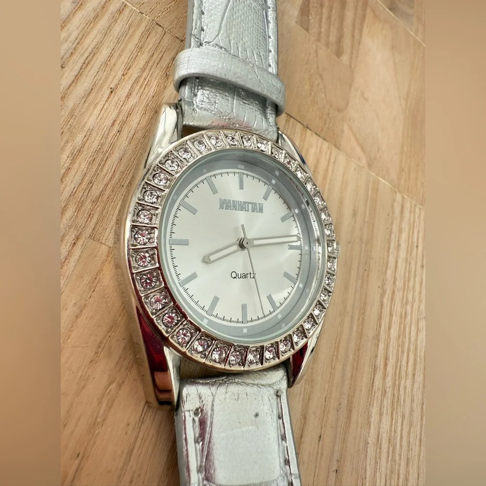 Manhattan by croton ladies silver tone watch NEW BATTERY